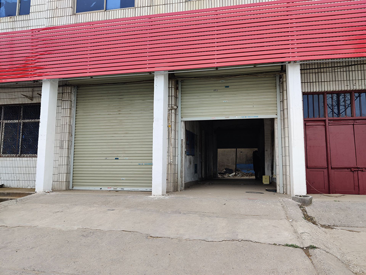 河南永旗装饰设计师赴新郑市进行店面装修测量